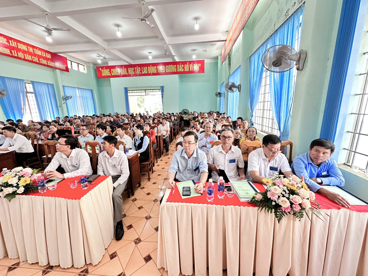 Toàn cảnh